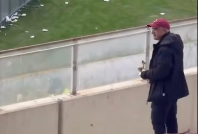 Θες να γίνεις viral προφανώς: Φίλος της ΑΕΛ Novibet λιβάνιζε από τις κερκίδες με το θυμιατό στο χέρι για να ξορκίσει το κακό! (vid)