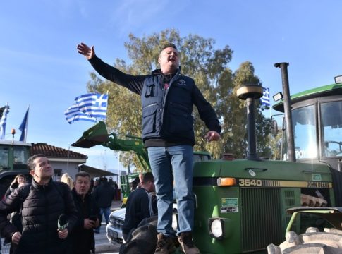 Αγρότες: Σε κλοιό κινητοποιήσεων η χώρα – «Κόκκινος συναγερμός» στην κυβέρνηση