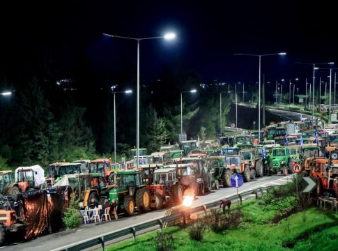 Μπλόκα: To «σπάσιμο» της ενιαίας ατζέντας διαλόγου και το «ούτε βήμα πίσω» των αγροτών