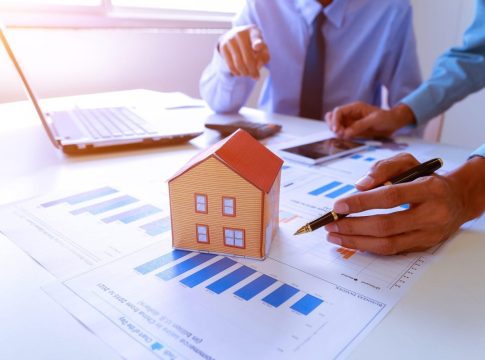 Πώς «διαβάζει» η αγορά τα κυβερνητικά μέτρα για το στεγαστικό – Τα συν, τα πλην και τα ίσως