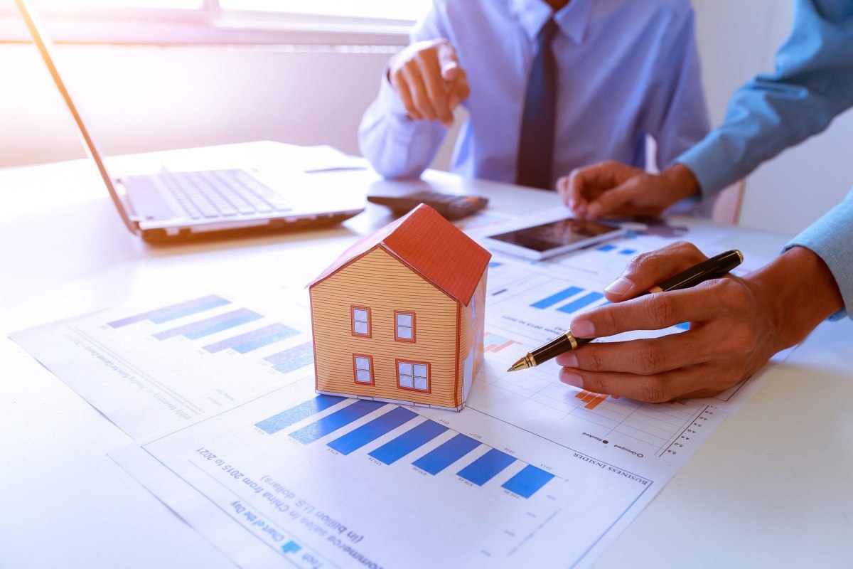 Πώς «διαβάζει» η αγορά τα κυβερνητικά μέτρα για το στεγαστικό – Τα συν, τα πλην και τα ίσως