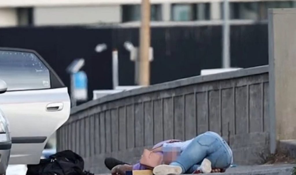 Αυστραλία: Ηλικιωμένοι δίνουν μάχη για να αφοπλίσουν το έναν μακελάρη του Μποντάι προτού πέσουν νεκροί (vid)