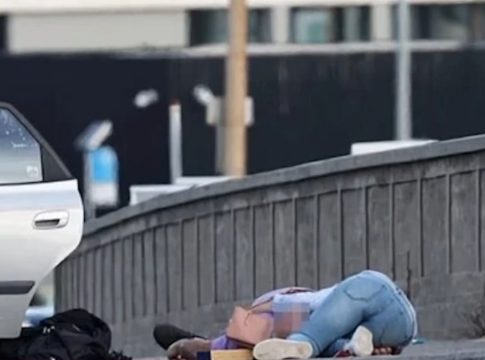 Αυστραλία: Ηλικιωμένοι δίνουν μάχη για να αφοπλίσουν το έναν μακελάρη του Μποντάι προτού πέσουν νεκροί (vid)