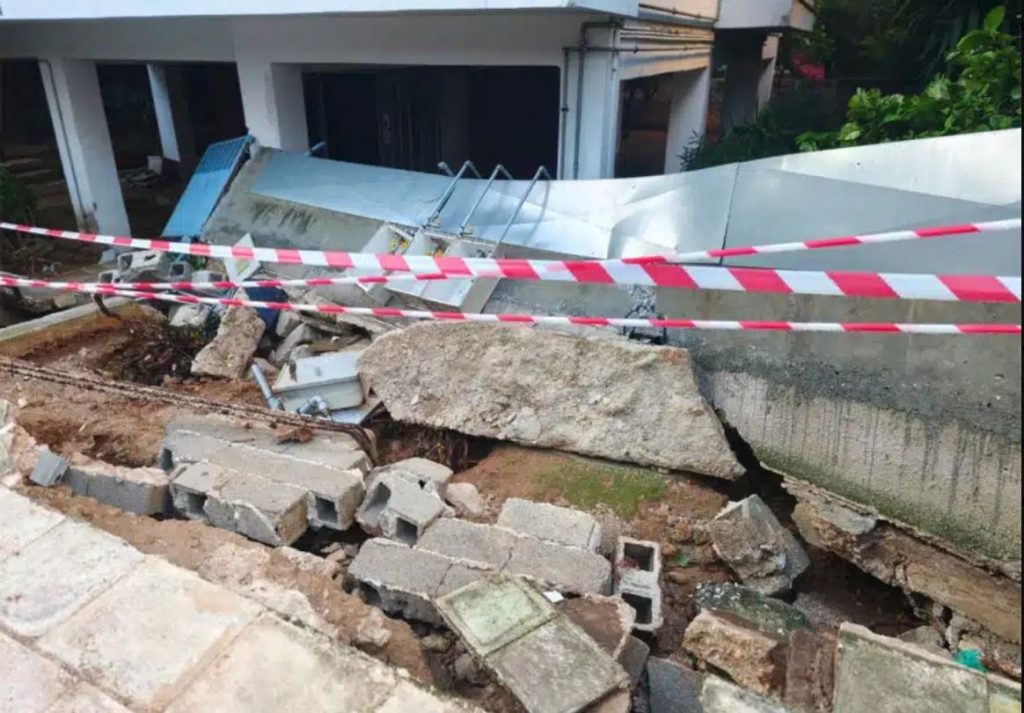 Σοβαρές ζημιές από την έντονη κακοκαιρία σε πολυκατοικία στον Άλιμο – Κατέρρευσε μάντρα