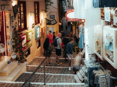 Ελληνικός τουρισμός: Σε τροχιά αλλεπάλληλων ρεκόρ – Πάνω από 37 εκατομμύρια οι αφίξεις το 2025