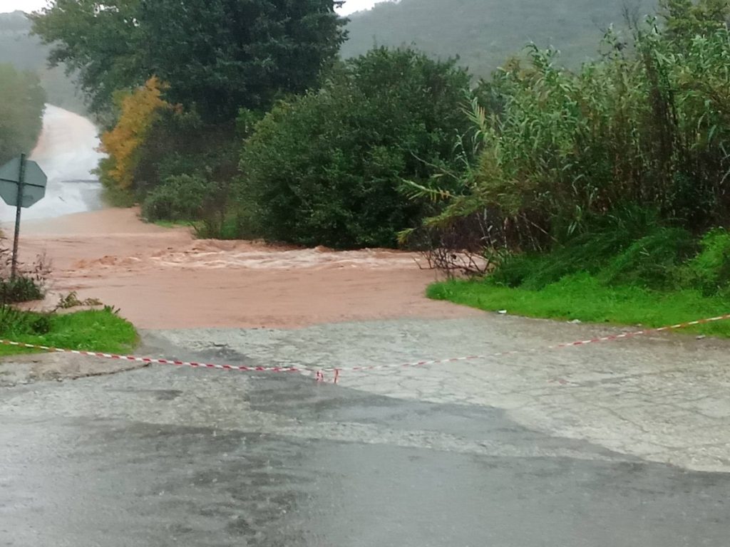 Σαρώνει η κακοκαιρία Byron, παρασύρθηκαν αυτοκίνητα στο Γύθειο – Κατολισθήσεις, μηνύματα 112, κλειστά σχολεία
