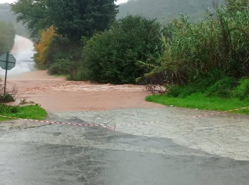 Σαρώνει η κακοκαιρία Byron, παρασύρθηκαν αυτοκίνητα στο Γύθειο – Κατολισθήσεις, μηνύματα 112, κλειστά σχολεία