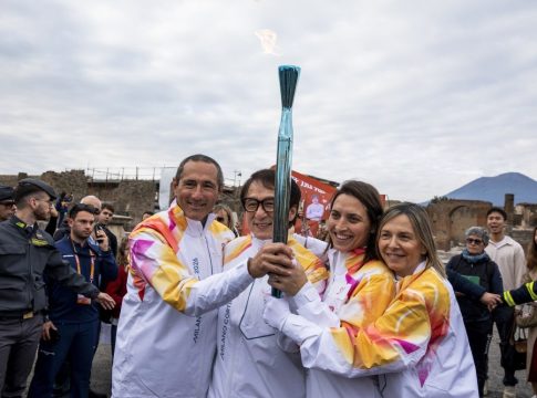 Ο Τζάκι Τσαν μετέφερε την Ολυμπιακή Φλόγα στην Πομπηία