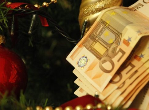 Ο λόγος που φέτος θα καταβληθεί νωρίτερα το δώρο Χριστουγέννων – Πώς θα το υπολογίσετε online