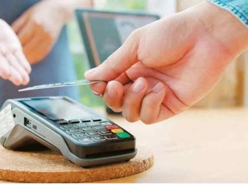 Ηλεκτρονικές αποδείξεις: Ποιοι κινδυνεύουν με έξτρα φόρο