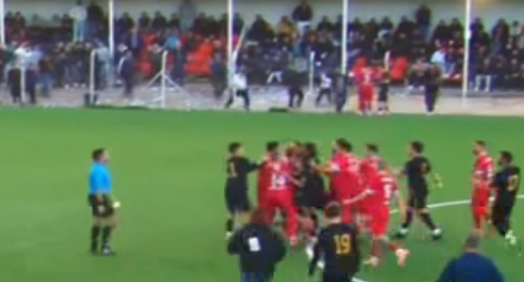 Χαμός στο Χερσόνησος – Εργότελης: Πρώην παίκτης του Παναθηναϊκού κουτούλησε αντίπαλο (vid)