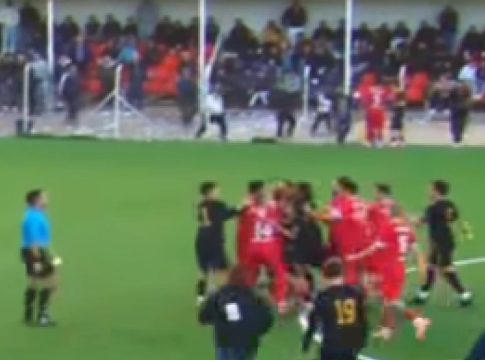 Χαμός στο Χερσόνησος – Εργότελης: Πρώην παίκτης του Παναθηναϊκού κουτούλησε αντίπαλο (vid)