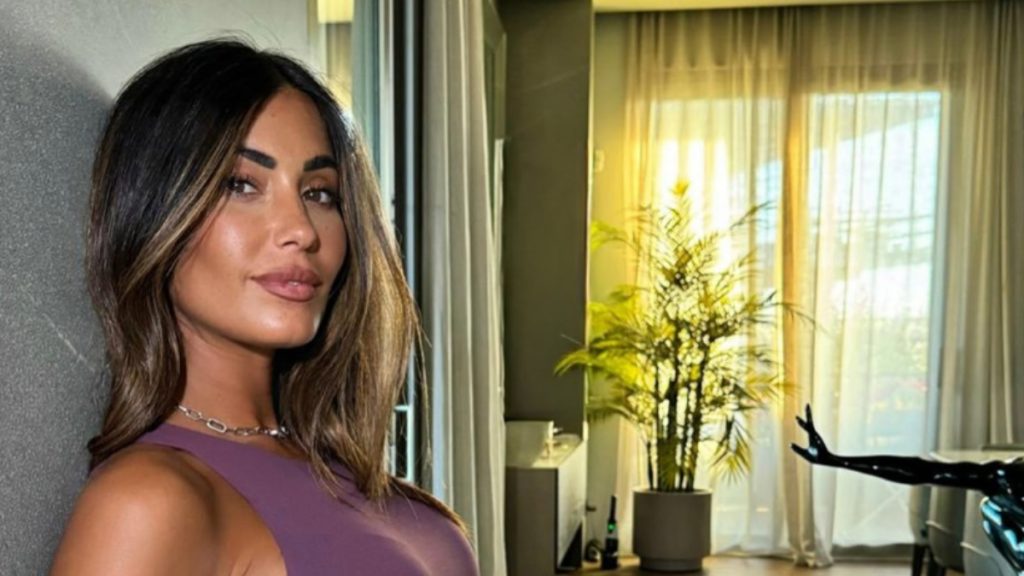 Σύζυγος ποδοσφαιριστή φωτογραφήθηκε μπροστά στο δέντρο με… εσώρουχα (pics)