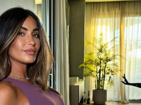 Σύζυγος ποδοσφαιριστή φωτογραφήθηκε μπροστά στο δέντρο με… εσώρουχα (pics)