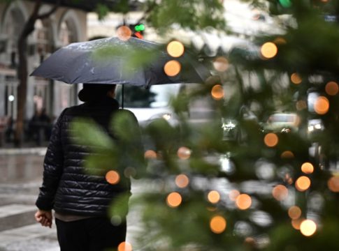 Καιρός: Τοπικές βροχές τη Δευτέρα – Πτώση θερμοκρασίας την παραμονή Πρωτοχρονιάς