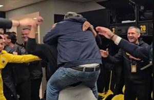 Πήδηξε στην αγκαλιά του Μουκουντί ο Ηλιόπουλος! Όσα έγιναν στα αποδυτήρια μετά την ανατροπή (vid)