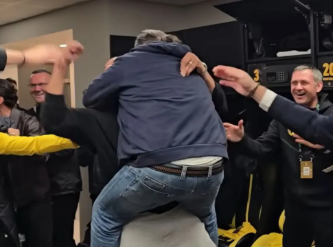 Πήδηξε στην αγκαλιά του Μουκουντί ο Ηλιόπουλος! Όσα έγιναν στα αποδυτήρια μετά την ανατροπή (vid)