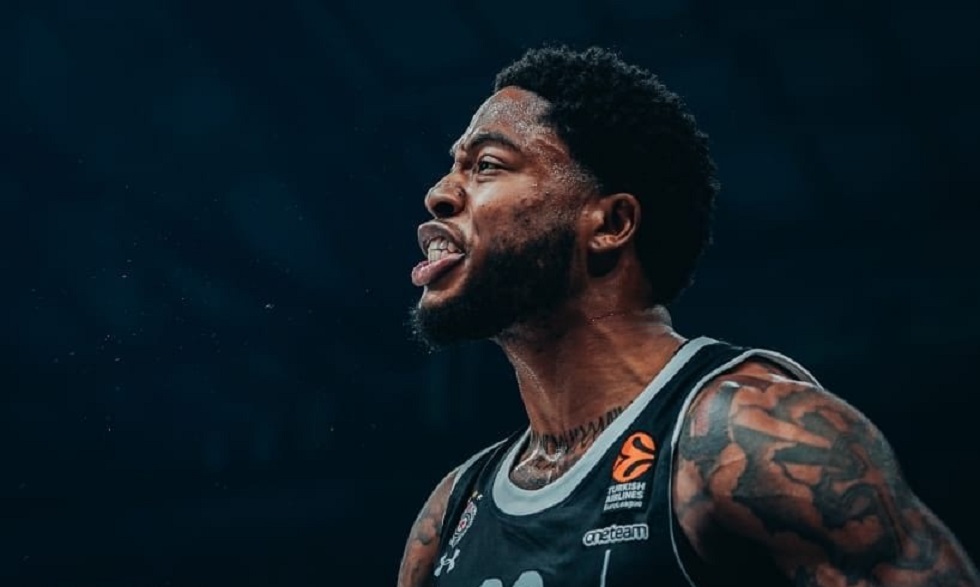 Άναψαν τα αίματα στην Παρτιζάν: Ο Τζόουνς έκανε νόημα σε οπαδό να κατέβει στο παρκέ