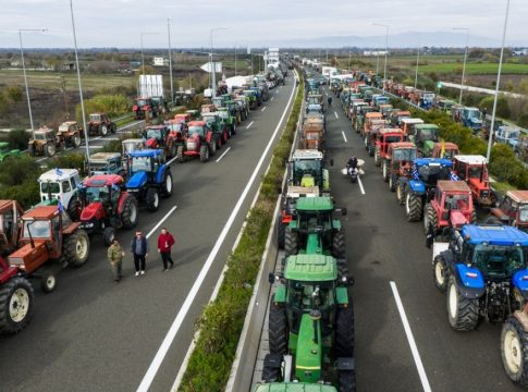 Κινητοποιήσεις: Αμετακίνητοι οι αγρότες στα μπλόκα – Σε κλοιό η κυβέρνηση