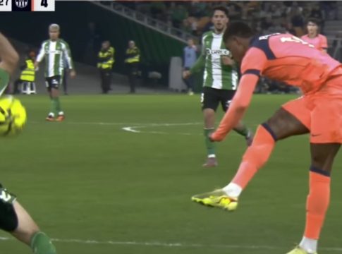 «Ξεγύμνωμα» για Γιαμπλόνσκι: Το πέναλτι που δεν έδωσε στον Ολυμπιακό δόθηκε στο Μπέτις-Μπαρτσελόνα! (vid)