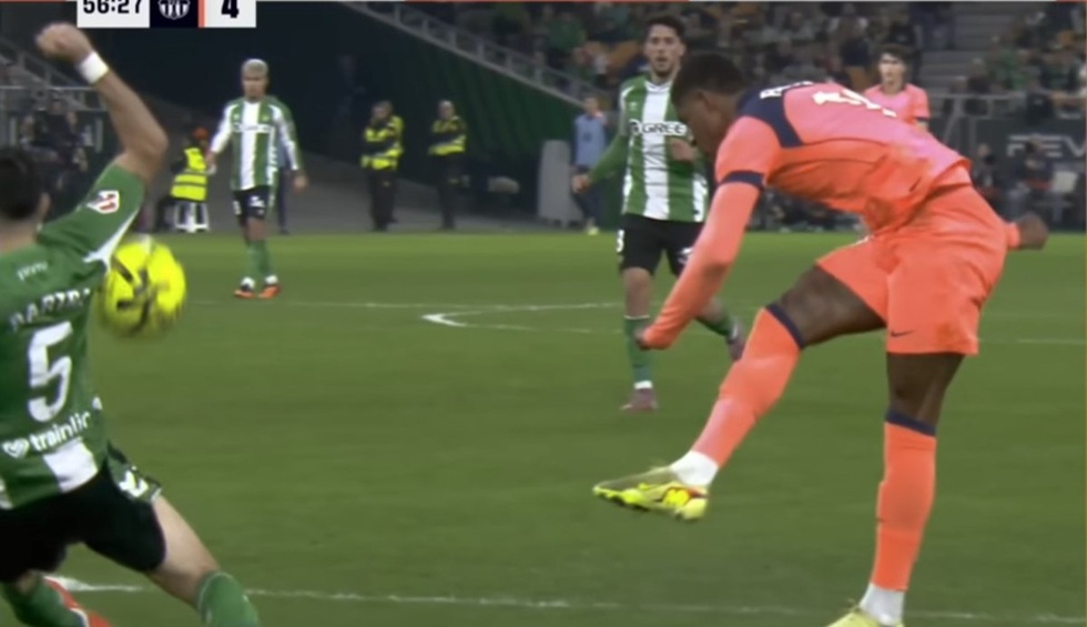 «Ξεγύμνωμα» για Γιαμπλόνσκι: Το πέναλτι που δεν έδωσε στον Ολυμπιακό δόθηκε στο Μπέτις-Μπαρτσελόνα! (vid)