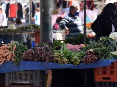 «Οι λαϊκές αγορές συρρικνώνονται – Συνάδελφοί μας εγκαταλείπουν τον πάγκο και δουλεύουν σε σούπερ μάρκετ»