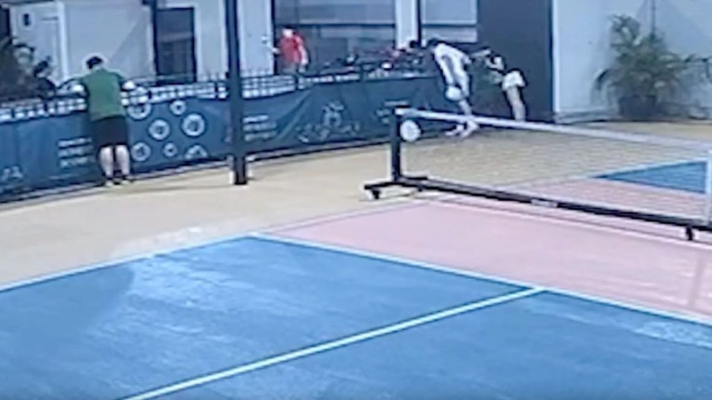 Τραγωδία: Νεκρός 32χρονος σε γήπεδο Pickleball – Το βίντεο σοκ της πτώσης από τον 3ο όροφο