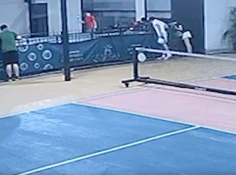 Τραγωδία: Νεκρός 32χρονος σε γήπεδο Pickleball – Το βίντεο σοκ της πτώσης από τον 3ο όροφο