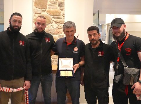 Ολυμπιακός: Αντιπροσωπεία φιλάθλων από Σύρο, Σαντορίνη και Τήνο βράβευσαν Μεντιλίμπαρ και Καραπαπά (pics)