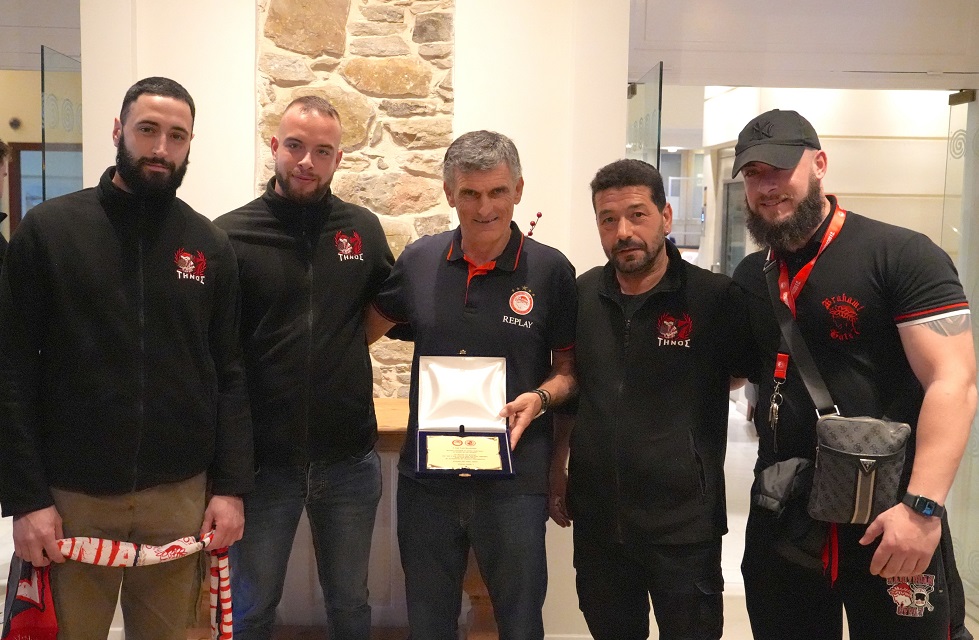 Ολυμπιακός: Αντιπροσωπεία φιλάθλων από Σύρο, Σαντορίνη και Τήνο βράβευσαν Μεντιλίμπαρ και Καραπαπά (pics)