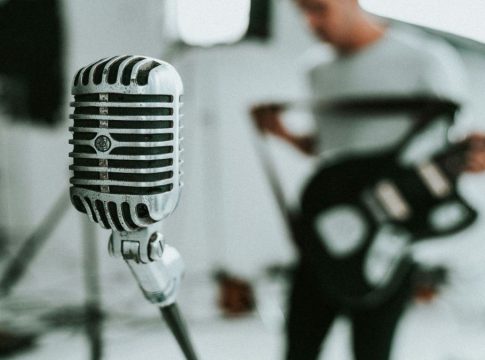 Το 1 εκατ. και οι εκβιασμοί: Ο πασίγνωστος τραγουδιστής κατηγορείται για σεξουαλική κακοποίηση