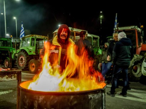 Αγρότες: Βήμα – βήμα οι επόμενες κινήσεις – «Πάγωσε» ο διάλογος, «ζεστάθηκαν» τα μπλόκα