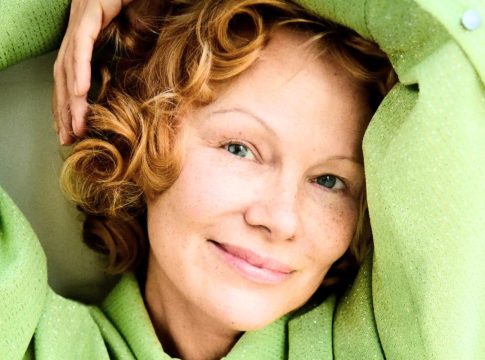 «Η ξανθιά είναι νεκρή» – Κοκκινομάλλα Πάμελα Άντερσον και η αλήθεια για το «ψευτορομάντζο» με τον Λίαμ Νίσον