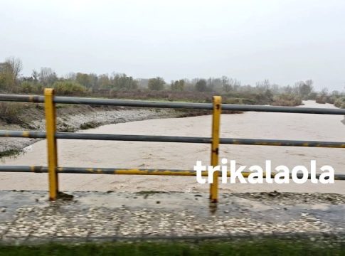 Κακοκαιρία Byron: Υπερχείλισε ο Πηνειός στα Τρίκαλα
