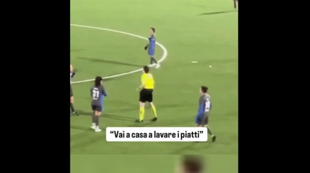 Οπαδός είπε σε γυναίκα διαιτητή «να πάει σπίτι να πλύνει τα πιάτα» και τα… άκουσε από όλη την εξέδρα (vid)