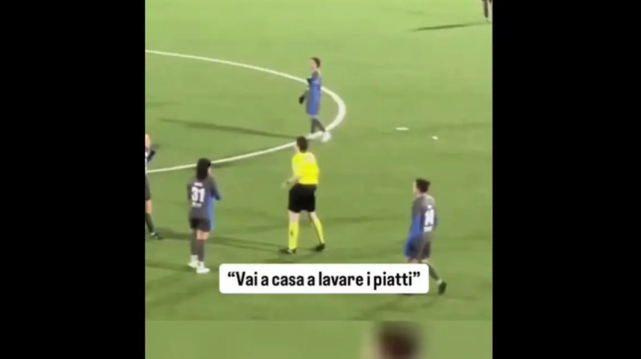 Οπαδός είπε σε γυναίκα διαιτητή «να πάει σπίτι να πλύνει τα πιάτα» και τα… άκουσε από όλη την εξέδρα (vid)