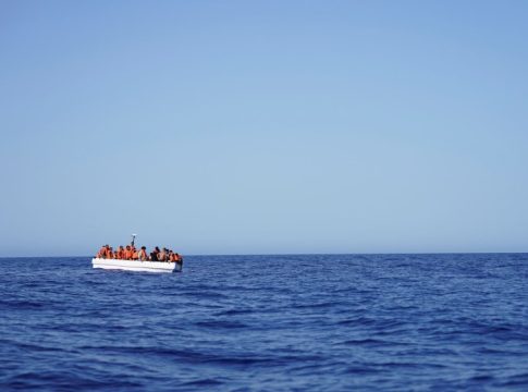 Κρήτη: Σκάφος με 500 μετανάστες εντοπίστηκε νότια της Γαύδου – Οδηγήθηκε πίσω από τις λιβυκές αρχές