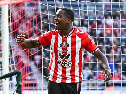 Νόα Σαντίκι: Τσέλσι και Γιουνάιτεντ «παλεύουν» για την υπογραφή του 20χρονου wonderkid