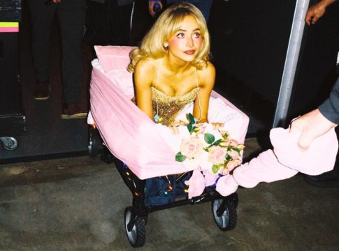 «Κακόβουλο, αηδιαστικό» – Σαμπρίνα Κάρπεντερ εναντίον Τραμπ για τις απελάσεις της ICE