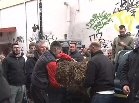Τρίκαλα – Αγρίνιο: Στα γραφεία κυβερνητικών βουλευτών αγρότες – Πέταξαν πορτοκάλια, σανό και κοπριά