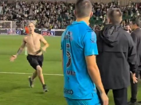 Νεαρός «εισέβαλε» στο γήπεδο για να αποθεώσει τον Νεϊμάρ και τελικά… τραυμάτισε ποδοσφαιριστή! (vid)