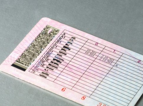 Μπορείς να δείξεις το δίπλωμα οδήγησης ψηφιακά χωρίς πρόστιμο – Πώς θα το κάνεις