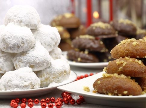 Τeam κουραμπιές ή team μελομακάρονο; Τι ψηφίζουν οι Έλληνες