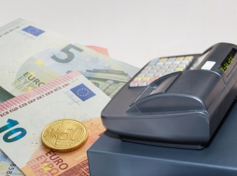 Ευρώπη: Με μετρητά ή κάρτα – Πώς πληρώνουν οι πολίτες στη γηραιά ήπειρο και τι ισχύει στην Ελλάδα