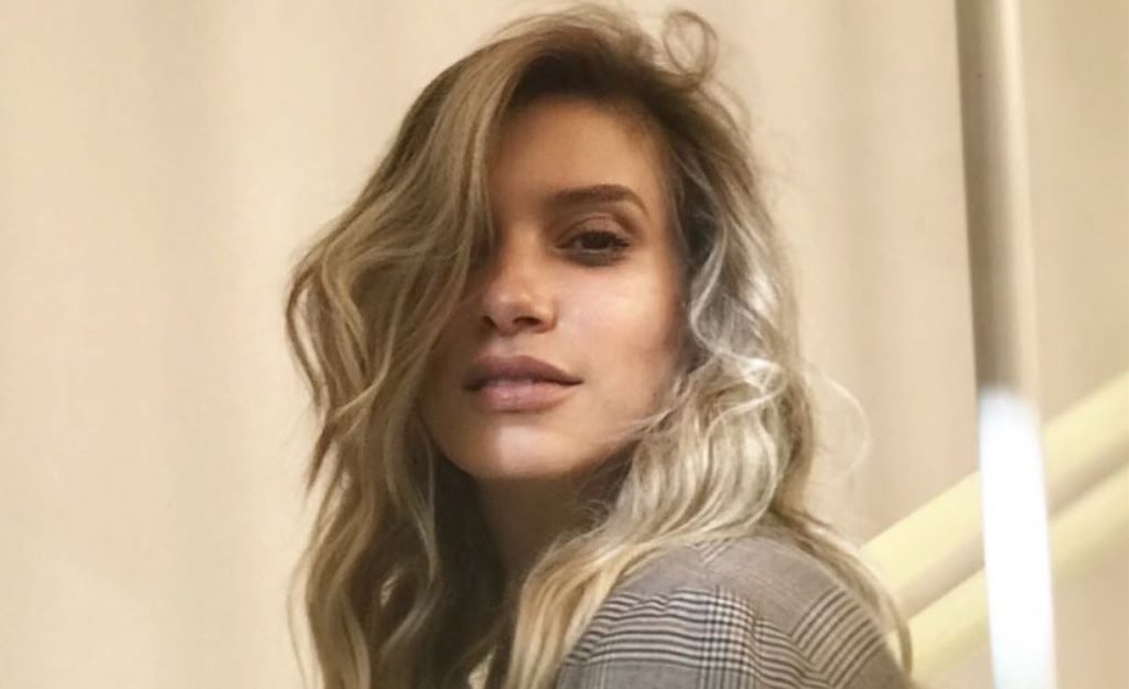 Σύλβια Δεληκούρα – Η ιστορική φωτογραφία με την αποκαλυπτική φούστα…