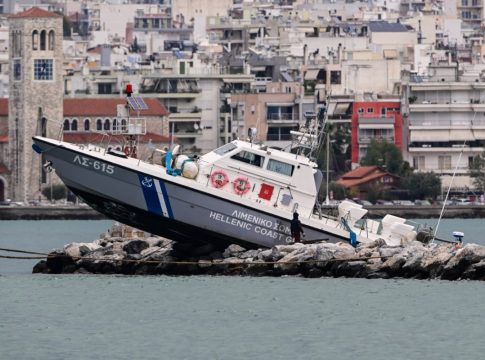 Βόλος: Πώς κατέληξε στα βράχια το σκάφος του λιμενικού – Τι λέει ο κυβερνήτης