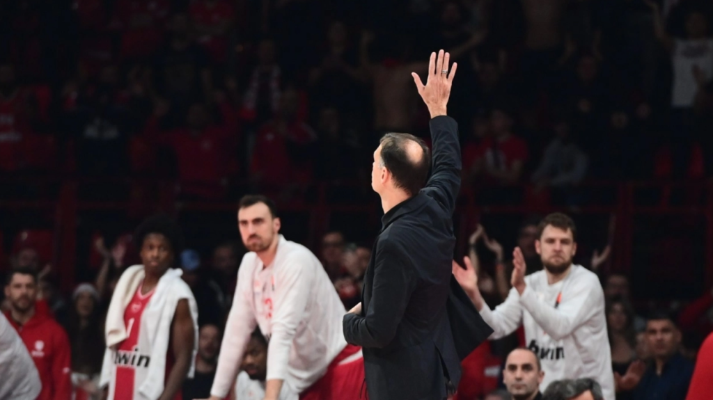 Ολυμπιακός: Η καθολική αποθέωση σε Μπαρτζώκα και η αντίδραση με νόημα του Βεζένκοφ (pic)