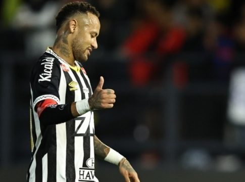 Νεϊμάρ από τα… παλιά: Έκανε χατ-τρικ σε 17 λεπτά και κρατάει τη Σάντος στο Brazileirao