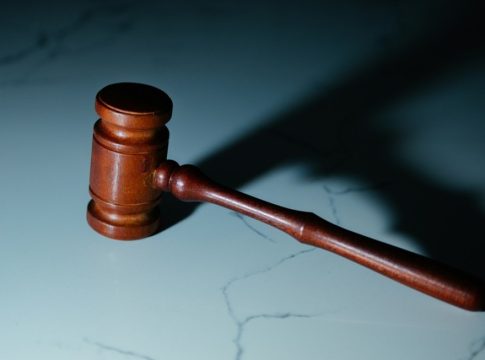 Πλειστηριασμοί: Πόσα ακίνητα βγαίνουν στο σφυρί με το «καλημέρα» του 2026