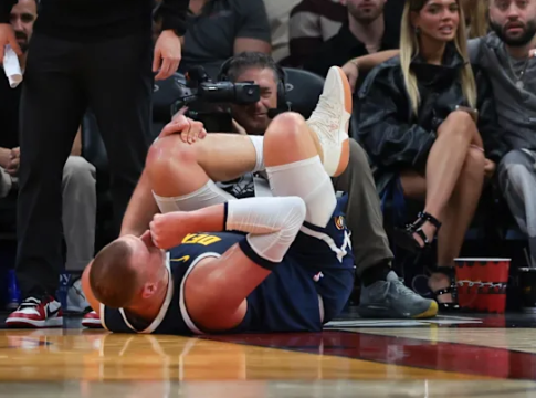 Σε κατάσταση συναγερμού οι Νάγκετς: Ο Γιόκιτς τραυματίστηκε έπειτα από πάτημα συμπαίκτη του (vid)